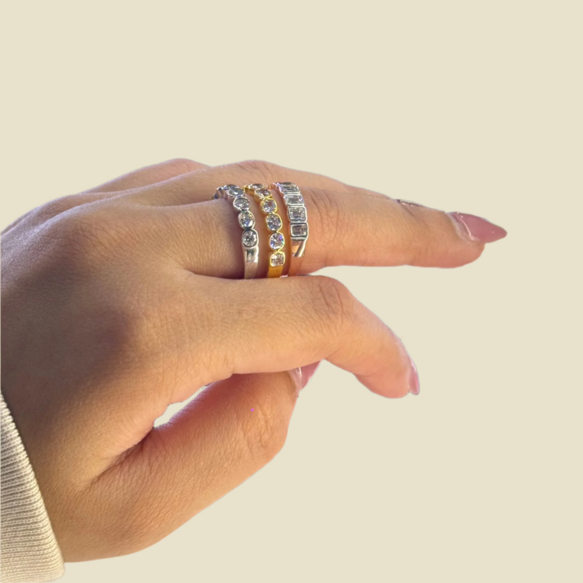 round bezel everyday ring in different type of gold